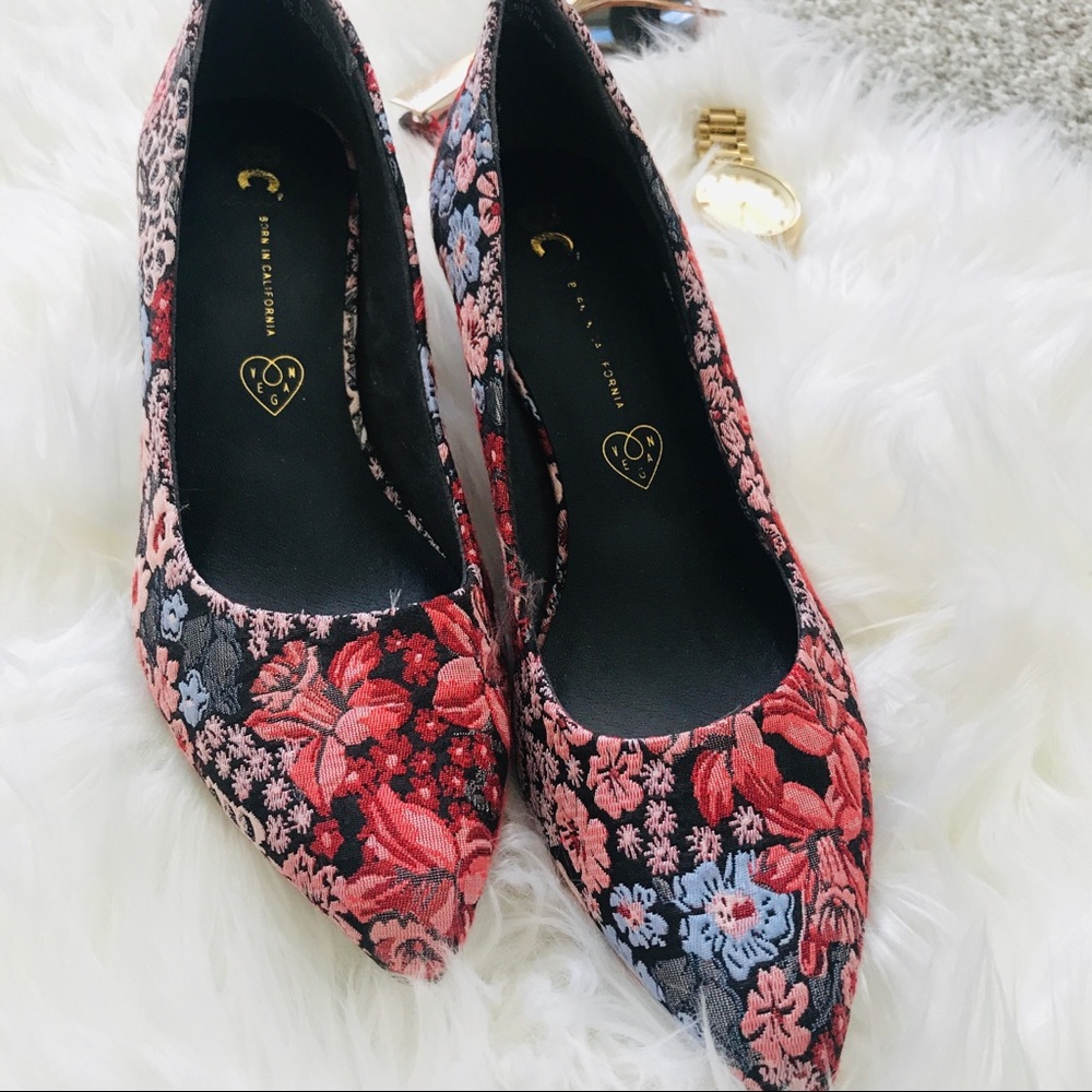 BC Footwear Floral Tapestry Kitten Heel Pumps NWOT Size 7.5